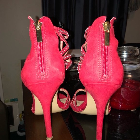 Sexy and Elegant Red-Strapped Heels - Picture 2 of 5